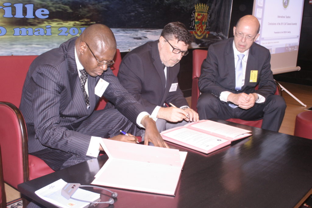 Photo, de gauche à droite : Antoine Ngakosso, Directeur des Impôts de la République du Congo et Président du CREDAF en 2013 ; F. J. Beiner, Directeur de la gestion institutionnelle et opérationnelle du CIAT ; et Gilles Berteau, Secrétaire Général du CREDAF (2010-2013), à Brazzaville le 27/05/2013.