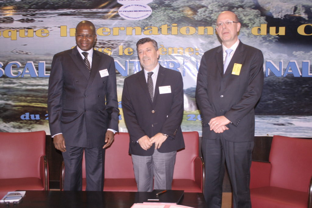Photo, de gauche à droite : Antoine Ngakosso, Directeur des Impôts de la République du Congo et Président du CREDAF en 2013 ; F. J. Beiner, Directeur de la gestion institutionnelle et opérationnelle du CIAT ; et Gilles Berteau, Secrétaire Général du CREDAF (2010-2013), à Brazzaville le 27/05/2013.