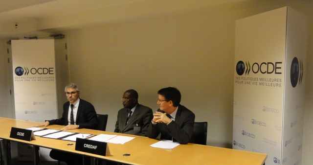 Photo, de gauche à droite : Pascal Saint-Amans, Directeur du Centre de politique et d'administration fiscales de l'OCDE ; Pascal Kouakou Abinan, Président du CREDAF (2015) et Directeur Général des Impôts de Côte d'Ivoire ; et Didier Cornillet, Secrétaire Général du CREDAF depuis 2013, à Paris le 16/03/2015.