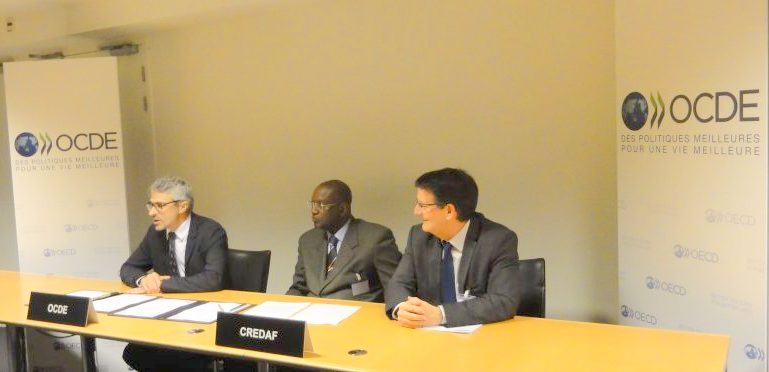 Photo, de gauche à droite : Pascal Saint-Amans, Directeur du Centre de politique et d'administration fiscales de l'OCDE ; Pascal Kouakou Abinan, Président du CREDAF (2015) et Directeur Général des Impôts de Côte d'Ivoire ; et Didier Cornillet, Secrétaire Général du CREDAF depuis 2013, à Paris le 16/03/2015.